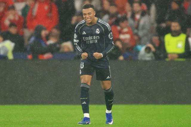 Real Madrid's French forward #10 Kylian Mbappe celebrates scoring his team's first goal during the UEFA Champions League league phase day 8 football match between SL Benfica and Real Madrid CF at Estadio da Luz in Lisbon on January 28, 2026. (Photo by PATRICIA DE MELO MOREIRA / AFP)