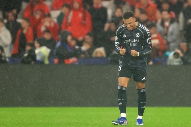 Real Madrid's French forward #10 Kylian Mbappe celebrates scoring his team's first goal during the UEFA Champions League league phase day 8 football match between SL Benfica and Real Madrid CF at Estadio da Luz in Lisbon on January 28, 2026. (Photo by PATRICIA DE MELO MOREIRA / AFP)