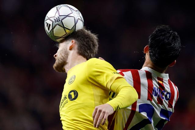Bodoe/Glimt's Norwegian forward #11 Ole Didrik Blomberg wins a header against Atletico Madrid's Argentine midfielder #23 Nico Gonzalez during the UEFA Champions League league phase day 8 football match between Club Atletico de Madrid and Bodoe/Glimt at Metropolitano Stadium in Madrid on January 28, 2026. (Photo by Oscar DEL POZO / AFP)