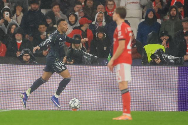 Real Madrid's French forward #10 Kylian Mbappe celebrates scoring his team's first goal during the UEFA Champions League league phase day 8 football match between SL Benfica and Real Madrid CF at Estadio da Luz in Lisbon on January 28, 2026. (Photo by PATRICIA DE MELO MOREIRA / AFP)