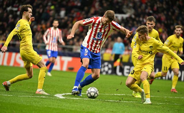 Bodoe/Glimt's Norwegian forward #26 Hakon Evjen (L), Atletico Madrid's Norwegian forward #09 Alexander Sorloth (C) and Bodoe/Glimt's Norwegian midfielder #20 Fredrik Sjovold (R) fight for the ball during the UEFA Champions League league phase day 8 football match between Club Atletico de Madrid and Bodoe/Glimt at Metropolitano Stadium in Madrid on January 28, 2026. (Photo by JAVIER SORIANO / AFP)