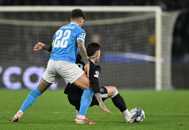 Chelsea's Argentinian midfielder #08 Enzo Fernandez fights for the ball with Napoli's Italian defender #22 Giovanni Di Lorenzo during the UEFA Champions League - league phase day 8 football match between Napoli and Chelsea at the Diego Armando Maradona stadium in Naples on January 28, 2026. (Photo by Andreas SOLARO / AFP)