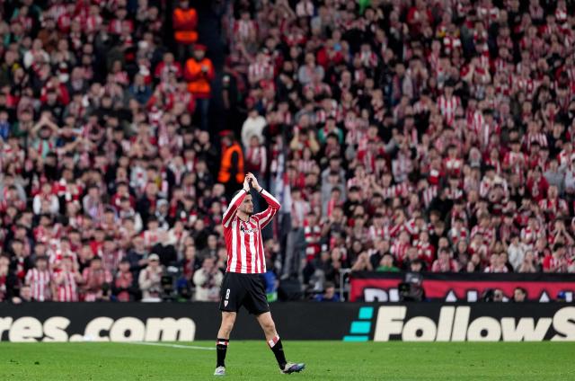 Athletic Bilbao's Spanish midfielder #08 Oihan Sancet applauds as he leaves the pitch to be replaced during the UEFA Champions League league phase day 8 football match between Athletic Club Bilbao and Sporting CP at San Mames Stadium in Bilbao on January 28, 2026. (Photo by Cesar MANSO / AFP)