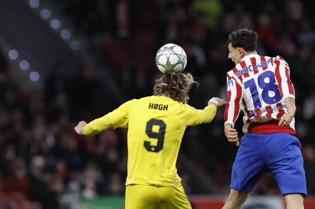 Bodoe/Glimt's Danish forward #09 Kasper Waarst Hogh and Atletico Madrid's Spanish defender #18 Marc Pubill vie for a header during the UEFA Champions League league phase day 8 football match between Club Atletico de Madrid and Bodoe/Glimt at Metropolitano Stadium in Madrid on January 28, 2026. (Photo by Oscar DEL POZO / AFP)