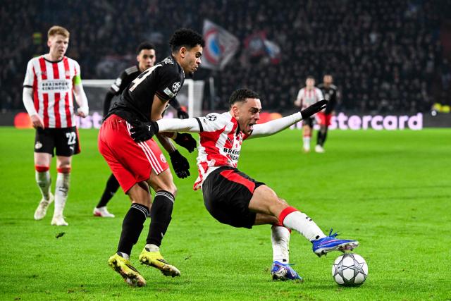 Bayern Munich's Colombian forward #14 Luis Diaz (L) fights for the ball with PSV Eindhoven's US defender #08 Sergino Dest during the UEFA Champions League league phase day 8 football match between PSV Eindhoven and Bayern Munich at Philips Stadion in Eindhoven on January 28, 2026. (Photo by JOHN THYS / AFP)
