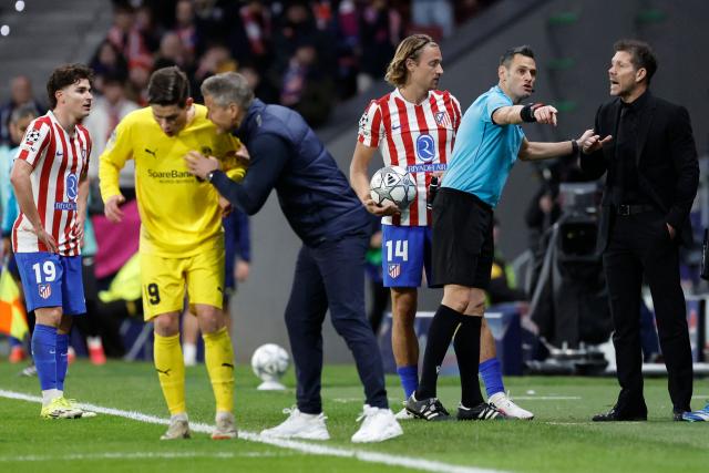 Atletico Madrid's Argentine coach Diego Simeone (R) speaks with Italian referee Maurizio Mariani during the UEFA Champions League league phase day 8 football match between Club Atletico de Madrid and Bodoe/Glimt at Metropolitano Stadium in Madrid on January 28, 2026. (Photo by Oscar DEL POZO / AFP)