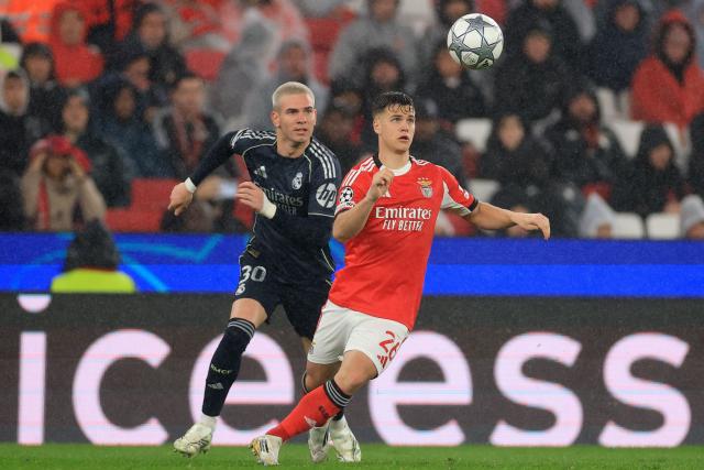 Real Madrid's Argentinian midfielder #30 Franco Mastuantono and Benfica's Swedish defender #26 Samuel Dahl fight for the ball during the UEFA Champions League league phase day 8 football match between SL Benfica and Real Madrid CF at Estadio da Luz in Lisbon on January 28, 2026. (Photo by PATRICIA DE MELO MOREIRA / AFP)