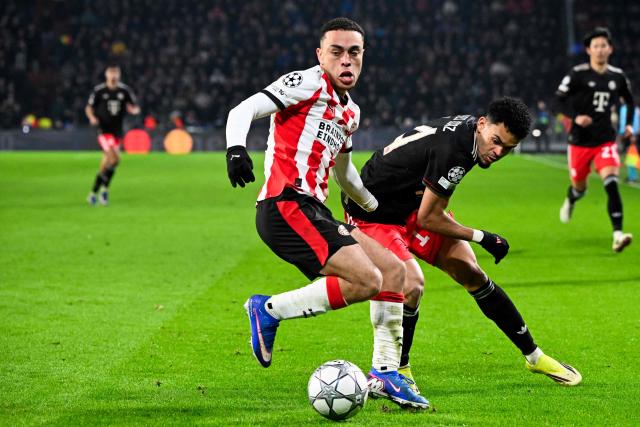 Bayern Munich's Colombian forward #14 Luis Diaz (R) fights for the ball with PSV Eindhoven's US defender #08 Sergino Dest during the UEFA Champions League league phase day 8 football match between PSV Eindhoven and Bayern Munich at Philips Stadion in Eindhoven on January 28, 2026. (Photo by JOHN THYS / AFP)