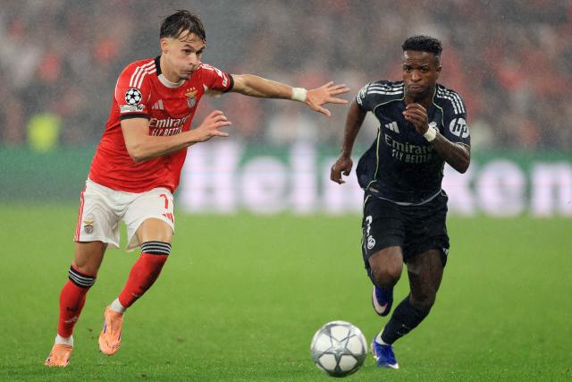 Benfica's Bosnian defender #17 Amar Dedic (L) and Real Madrid's Brazilian forward #07 Vinicius Junior (R) fight for the ball during the UEFA Champions League league phase day 8 football match between SL Benfica and Real Madrid CF at Estadio da Luz in Lisbon on January 28, 2026. (Photo by PATRICIA DE MELO MOREIRA / AFP)