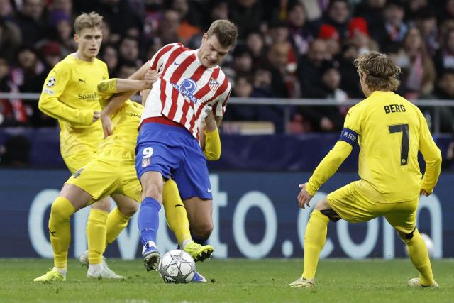 Bodoe/Glimt's Norwegian defender #04 Odin Bjortuft (2L) and Atletico Madrid's Norwegian forward #09 Alexander Sorloth fight for the ball during the UEFA Champions League league phase day 8 football match between Club Atletico de Madrid and Bodoe/Glimt at Metropolitano Stadium in Madrid on January 28, 2026. (Photo by Oscar DEL POZO / AFP)