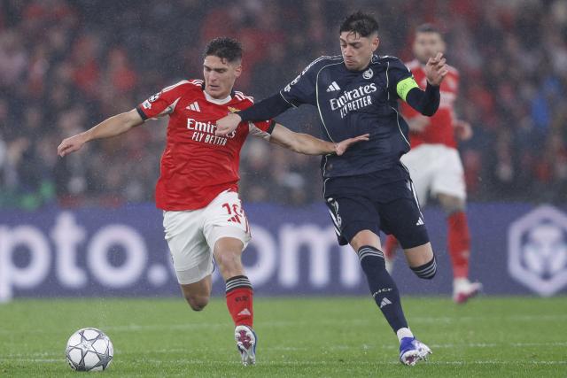 Benfica's Ukrainian midfielder #10 Georgiy Sudakov (L) and Real Madrid's Uruguayan midfielder #08 Federico Valverde (R) fight for the ball during the UEFA Champions League league phase day 8 football match between SL Benfica and Real Madrid CF at Estadio da Luz in Lisbon on January 28, 2026. (Photo by FILIPE AMORIM / AFP)
