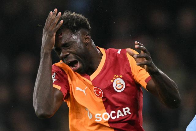 Galatasaray's Colombian defender #06 Davinson Sanchez reacts after clashing his head with Manchester City's Dutch midfielder #04 Tijjani Reijnders (unseen) during the UEFA Champions League football match between Manchester City and Galatasaray at the Etihad Stadium in Manchester, north west England, on January 28, 2026. (Photo by Oli SCARFF / AFP)