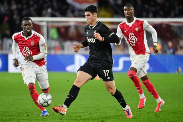 Juventus' Montenegrin midfielder #17 Vasilije Adzic (C) fights for the ball with Monaco's US forward #09 Folarin Balogun (L) during the UEFA Champions League league phase day 8 football match between AS Monaco and Juventus at the Stade Louis II in the Principality of Monaco on January 28, 2026. (Photo by FREDERIC DIDES / AFP)