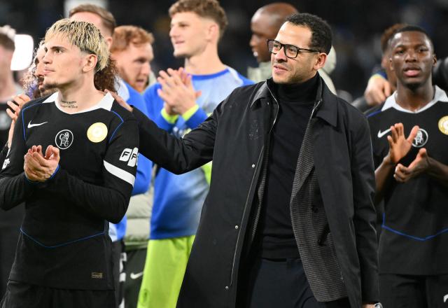 Chelsea's English head coach Liam Rosenior celebrates with Chelsea's Argentinian midfielder #49 Alejandro Garnacho after winning the UEFA Champions League - league phase day 8 football match between Napoli and Chelsea at the Diego Armando Maradona stadium in Naples on January 28, 2026. (Photo by Alberto PIZZOLI / AFP)