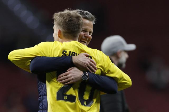 Bodoe/Glimt's Norwegian midfielder #20 Fredrik Sjovold and Bodoe/Glimt's Norwegian coach Kjetil Knutsen celebrate their victory at the end of the UEFA Champions League league phase day 8 football match between Club Atletico de Madrid and Bodoe/Glimt at Metropolitano Stadium in Madrid on January 28, 2026. (Photo by Oscar DEL POZO / AFP)