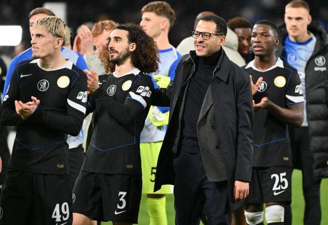 Chelsea's English head coach Liam Rosenior celebrates with Chelsea's Argentinian midfielder #49 Alejandro Garnacho and Chelsea's Spanish defender #03 Marc Cucurella after winning the UEFA Champions League - league phase day 8 football match between Napoli and Chelsea at the Diego Armando Maradona stadium in Naples on January 28, 2026. (Photo by Alberto PIZZOLI / AFP)