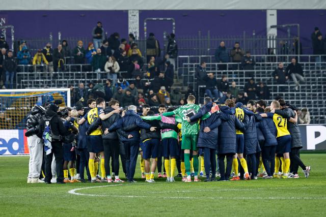 Royale Union Saint-Gilloise's players and staff celebrate after winning the UEFA Champions League - League phase, Matchday 8 - football match between Royale Union Saint-Gilloise and Atalanta BC at the RSC Anderlecht Stadium in Brussels, on January 28, 2026. (Photo by SIMON WOHLFAHRT / AFP)