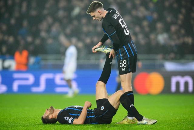 Club Brugge's Belgian defender #58 Jorne Spileers assists Club Brugge's Belgian defender #44 Brandon Mechele (L) during the UEFA Champions League, league phase day 8, football match between Club Brugge KV and Olympique de Marseille, at the Jan Breydel Stadium in Bruges on January 28, 2026. (Photo by NICOLAS TUCAT / AFP)