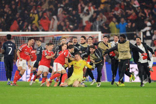 Benfica's Ukrainian goalkeeper #01 Anatoliy Trubin (C) celebrates after scoring his team's fourth goal during the UEFA Champions League league phase day 8 football match between SL Benfica and Real Madrid CF at Estadio da Luz in Lisbon on January 28, 2026. (Photo by PATRICIA DE MELO MOREIRA / AFP)
