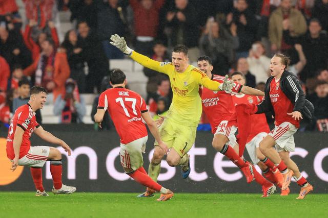 TOPSHOT - Benfica's Ukrainian goalkeeper #01 Anatoliy Trubin (C) celebrates scoring his team's fourth goal during the UEFA Champions League league phase day 8 football match between SL Benfica and Real Madrid CF at Estadio da Luz in Lisbon on January 28, 2026. (Photo by PATRICIA DE MELO MOREIRA / AFP)