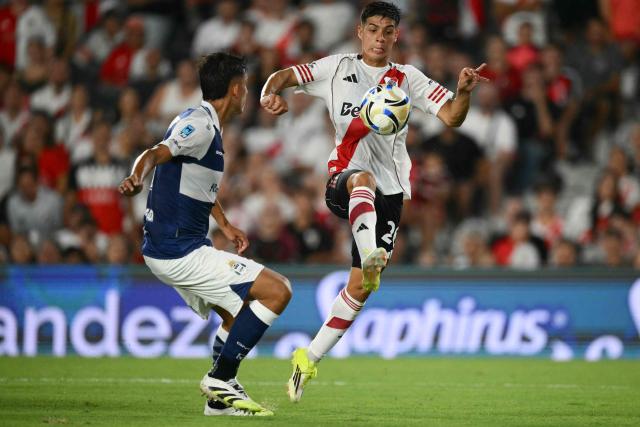 Gimnasia y Esgrima La Plata's midfielder #04 Renzo Giampaoli and River Plate's midfielder #26 Tomas Galvan fight for the ball during the Argentine Professional Football League 2026 Apertura Tournament match between River Plate and Gimnasia y Esgrima La Plata at the Mas Monumental Stadium in Buenos Aires on January 28, 2026. (Photo by Luis ROBAYO / AFP)
