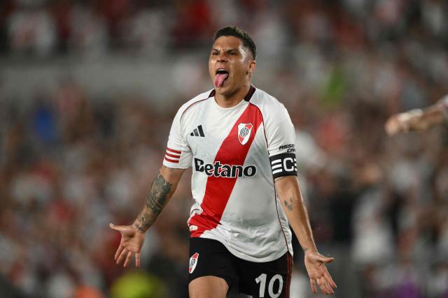River Plate's Colombian midfielder #10 Juan Fernando Quintero celebrates scoring his team's first goal during the Argentine Professional Football League 2026 Apertura Tournament match between River Plate and Gimnasia y Esgrima La Plata at the Mas Monumental Stadium in Buenos Aires on January 28, 2026. (Photo by Luis ROBAYO / AFP)