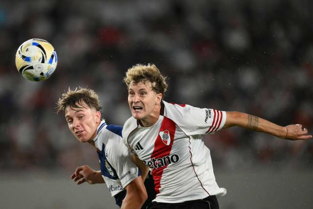 Gimnasia y Esgrima La Plata's midfielder #25 Alexis Steimbach and River Plate's forward #11 Facundo Colidio fight for the ball during the Argentine Professional Football League 2026 Apertura Tournament match between River Plate and Gimnasia y Esgrima La Plata at the Mas Monumental Stadium in Buenos Aires on January 28, 2026. (Photo by Luis ROBAYO / AFP)