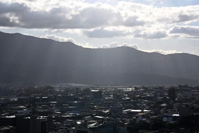 This view shows the city of San Jose on January 28, 2026. Right-wing politician Laura Fernandez appears set to win Costa Rica's presidential election in the first round, according to two opinion polls published on January 21. (Photo by Marvin RECINOS / AFP)