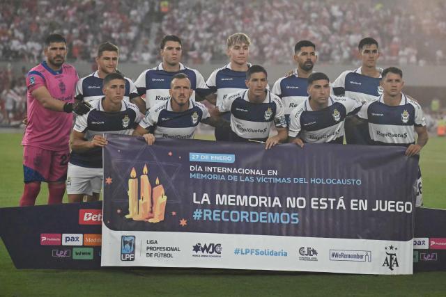 Gimnasia y Esgrima La Plata's players pose for a team photo before the Argentine Professional Football League 2026 Apertura Tournament match between River Plate and Gimnasia y Esgrima La Plata at the Mas Monumental Stadium in Buenos Aires on January 28, 2026. (Photo by Luis ROBAYO / AFP)