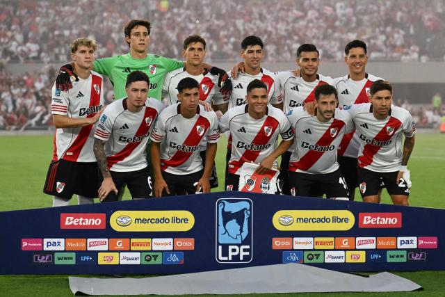 River Plate's players pose for a team photo before the Argentine Professional Football League 2026 Apertura Tournament match between River Plate and Gimnasia y Esgrima La Plata at the Mas Monumental Stadium in Buenos Aires on January 28, 2026. (Photo by Luis ROBAYO / AFP)