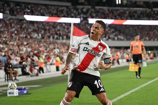 River Plate's Colombian midfielder #10 Juan Fernando Quintero celebrates scoring his team's first goal during the Argentine Professional Football League 2026 Apertura Tournament match between River Plate and Gimnasia y Esgrima La Plata at the Mas Monumental Stadium in Buenos Aires on January 28, 2026. (Photo by Luis ROBAYO / AFP)