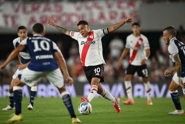 River Plate's Colombian midfielder #10 Juan Fernando Quintero (C) controls the ball during the Argentine Professional Football League 2026 Apertura Tournament match between River Plate and Gimnasia y Esgrima La Plata at the Mas Monumental Stadium in Buenos Aires on January 28, 2026. (Photo by Luis ROBAYO / AFP)