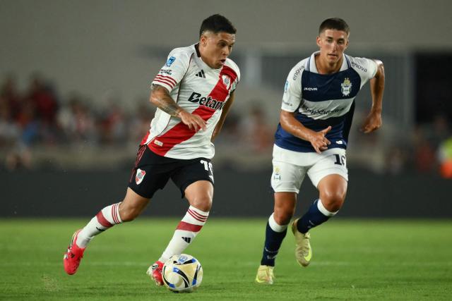 River Plate's Colombian midfielder #10 Juan Fernando Quintero and Gimnasia y Esgrima La Plata's midfielder #10 Nicolas Barros Schelotto fight for the ball during the Argentine Professional Football League 2026 Apertura Tournament match between River Plate and Gimnasia y Esgrima La Plata at the Mas Monumental Stadium in Buenos Aires on January 28, 2026. (Photo by Luis ROBAYO / AFP)
