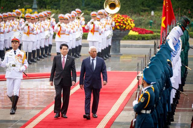 Vietnam's President Luong Cuong (C) and European Council President Antonio Costa review the guard of honour at the Presidential Palace in Hanoi on January 29, 2026. (Photo by LUONG THAI LINH / POOL / AFP)