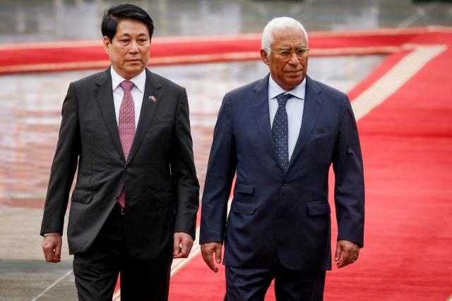 Vietnam's President Luong Cuong (L) and European Council President Antonio Costa review the guard of honour at the Presidential Palace in Hanoi on January 29, 2026. (Photo by LUONG THAI LINH / POOL / AFP)