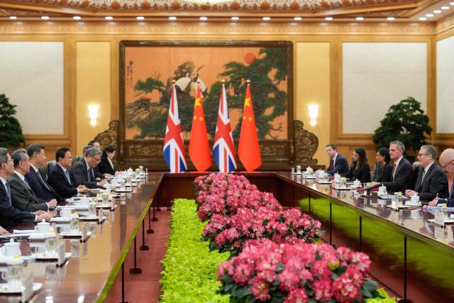 TOPSHOT - Britain's Prime Minister Keir Starmer (2nd R) and China's President Xi Jinping (3rd L) hold a meeting at the Great Hall of the People in Beijing on January 29, 2026. Starmer met with China's leader Xi Jinping in Beijing on January 29, state news agency Xinhua reported, with talks expected to  cover trade ties, national security and human rights. (Photo by Vincent Thian / POOL / AFP)