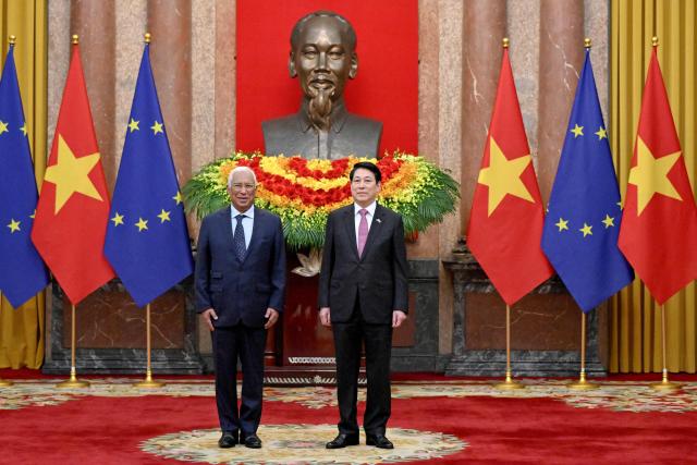 European Council President Antonio Costa (L) and Vietnam's President Luong Cuong (R) pose for photos during a meeting at the Presidential Palace in Hanoi January 29, 2026. (Photo by Nhac NGUYEN / POOL / AFP)