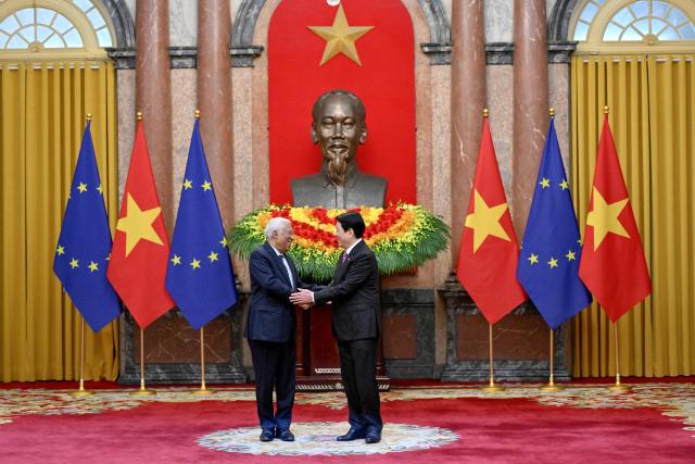 Vietnam's President Luong Cuong (R) shakes hands with European Council President Antonio Costa during a meeting at the Presidential Palace in Hanoi on January 29, 2026. (Photo by Nhac NGUYEN / POOL / AFP)