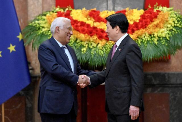 Vietnam's President Luong Cuong (R) shakes hands with European Council President Antonio Costa during a meeting at the Presidential Palace in Hanoi on January 29, 2026. (Photo by Nhac NGUYEN / POOL / AFP)