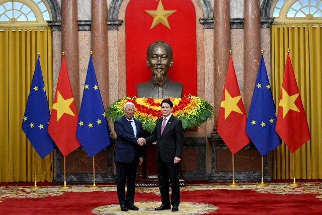 Vietnam's President Luong Cuong (R) shakes hands with European Council President Antonio Costa during a meeting at the Presidential Palace in Hanoi on January 29, 2026. (Photo by Nhac NGUYEN / POOL / AFP)