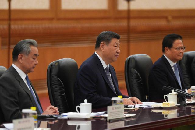 China's President Xi Jinping (C) speaks during a meeting with Britain's Prime Minister Keir Starmer at the Great Hall of the People in Beijing on January 29, 2026. China's President Xi Jinping told Britain's Prime Minister Keir Starmer their countries must "strengthen" ties to counter geopolitical headwinds, as the leaders met in Beijing on January 29. (Photo by Carl Court / POOL / AFP)