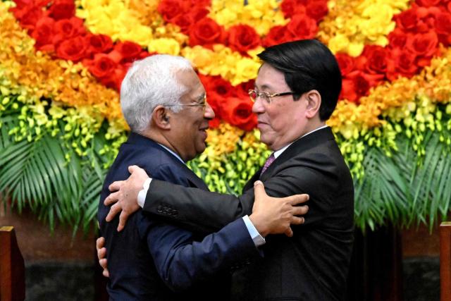 TOPSHOT - Vietnam's President Luong Cuong (R) and European Council President Antonio Costa greet each other during a meeting at the Presidential Palace in Hanoi on January 29, 2026. (Photo by Nhac NGUYEN / POOL / AFP)