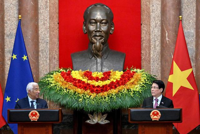 Vietnam's President Luong Cuong (R) and European Council President Antonio Costa attend a press briefing at the Presidential Palace in Hanoi on January 29, 2026. (Photo by Nhac NGUYEN / POOL / AFP)