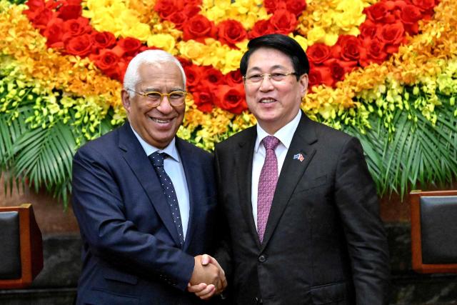 Vietnam's President Luong Cuong (R) shakes hands with European Council President Antonio Costa during a meeting at the Presidential Palace in Hanoi on January 29, 2026. (Photo by Nhac NGUYEN / POOL / AFP)