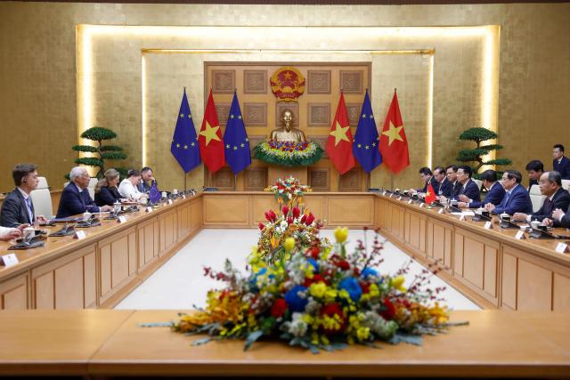 Vietnamese Prime Minister Pham Minh Chinh (2nd-R) and European Council President Antonio Costa (2nd-L) meet at the Government Office in Hanoi on January 29, 2026. (Photo by LUONG THAI LINH / POOL / AFP)