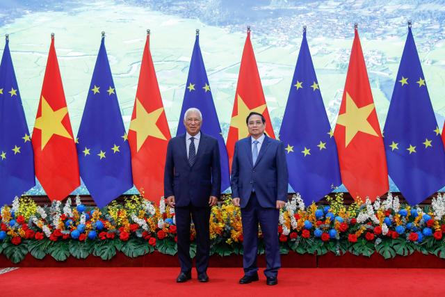 Vietnamese Prime Minister Pham Minh Chinh (R) and European Council President Antonio Costa (L) pose for a photo at the Government Office in Hanoi on January 29, 2026. (Photo by LUONG THAI LINH / POOL / AFP)