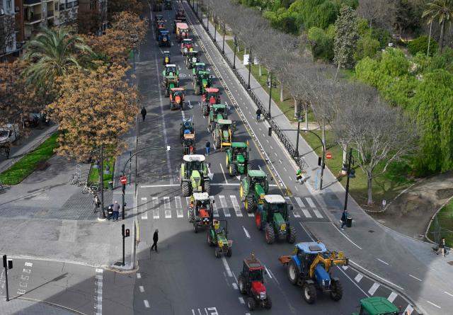 Tractors march during a farmers protest against the EU-Mercosur trade deal and the economic pressures facing the agricultural sector in Valencia, on January 29, 2026. (Photo by Jose JORDAN / AFP)