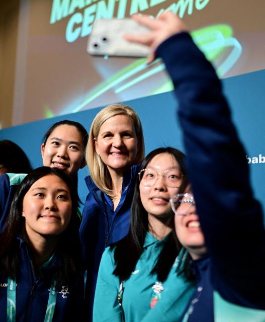 IOC President Kirsty Coventry meets with Milano Cortina 2026 Olympic Games volunteers, in Milan on January 29, 2026. (Photo by Daniele Mascolo / POOL / AFP)