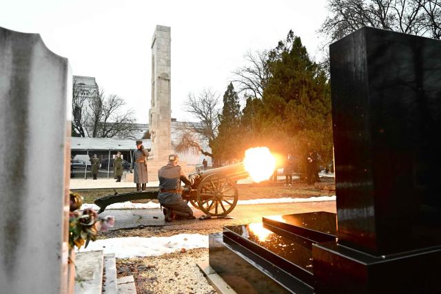 Members of Budapest's garrison fire their cannon as Hugarian government officials and Jewish community leaders take part in a ceremonial unveiling of the completely renovated war memorials at Budapest's largest Jewish cemetery on January 29, 2026. Hungarian government officials and Jewish community leaders unveiled monuments dedicated to Jewish soldiers who died fighting for Austro-Hungary in World War I and to the unknown victims of forced labour in World War II. (Photo by Attila KISBENEDEK / AFP)