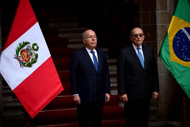Peru's Foreign Minister Hugo de Zela (R) welcomes Brazil's Foreign Minister Mauro Viera before a meeting at Torre Tagle Palace in Lima on January 29, 2026. (Photo by ERNESTO BENAVIDES / AFP)